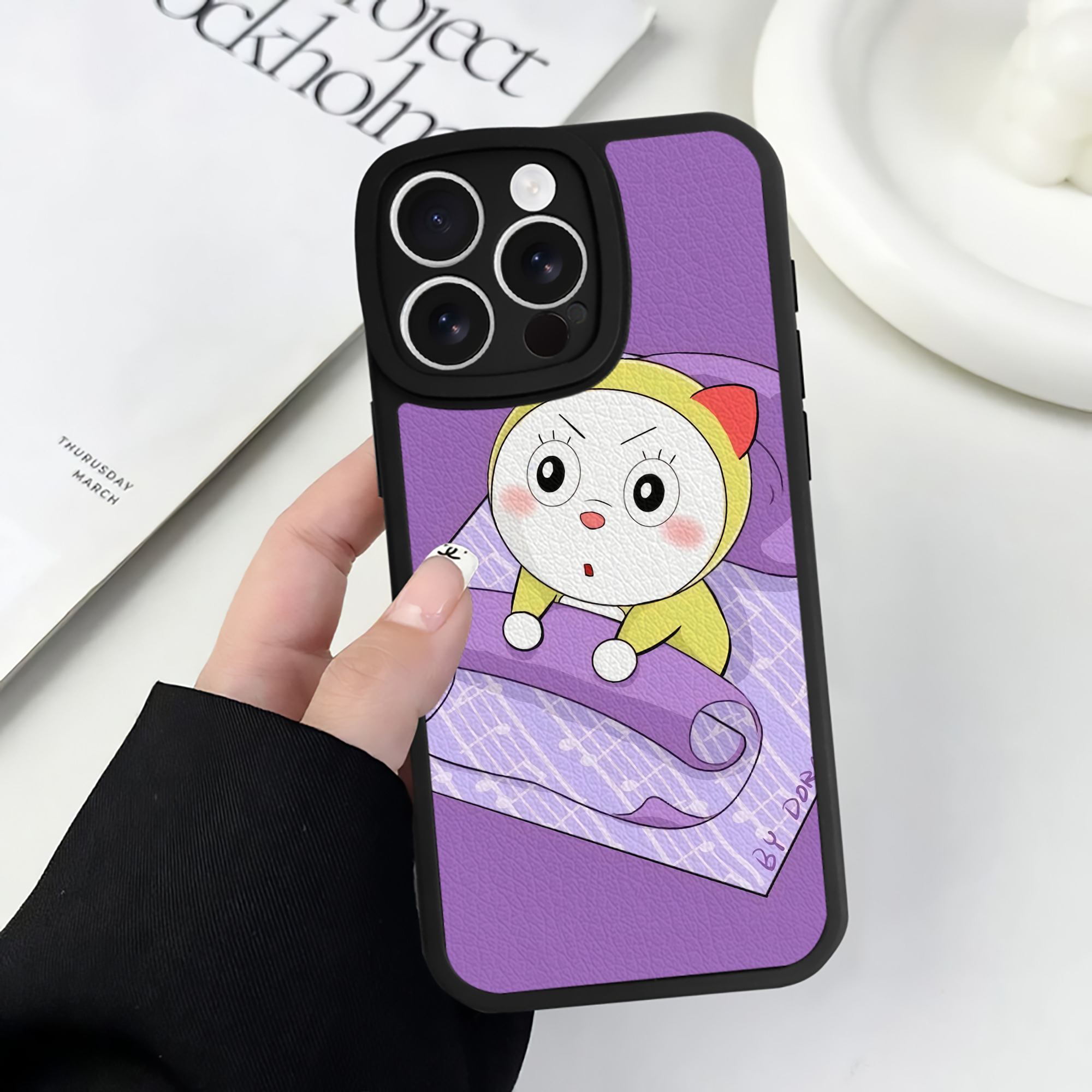 （画像用） ドラえもん Doraemon 【iPhone 16シリーズ対応】シリコンスマホケース（レザー調） 材質：シリコン
